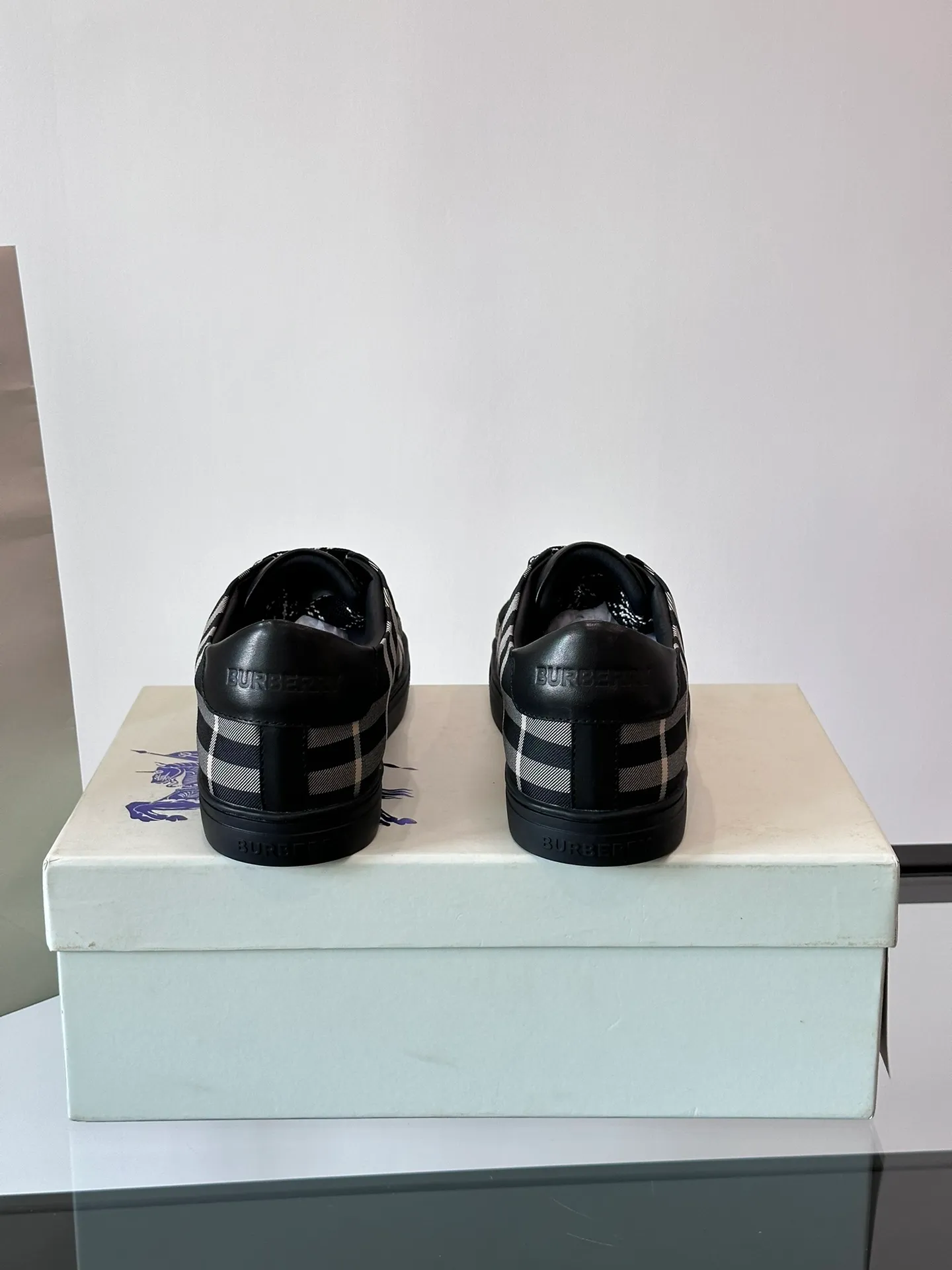 Men's shoes 💰360▫️B's men's classic low-top sneakers are reinterpreted in Vintage checkered cotton and cowhide materials, and decorated with a new brand logo. First-layer cowhide lining, heel decorated with Burberry letter embossed logo, original outsole Size: 38-44 (.45 customized)